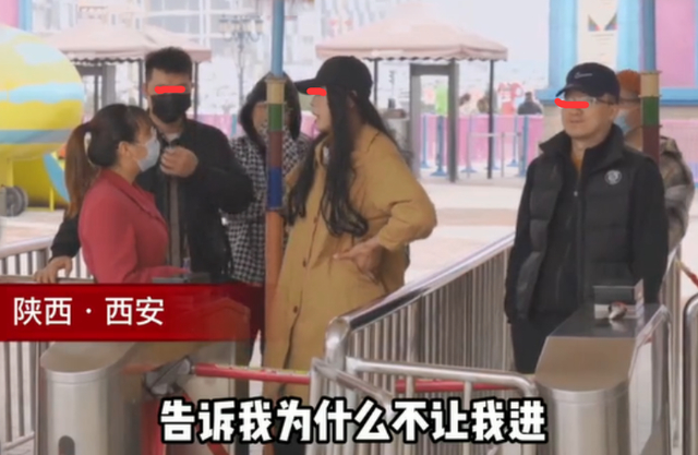 男子为享受妇女节半价假扮女装,假发被扯下来一幕相当尴尬
