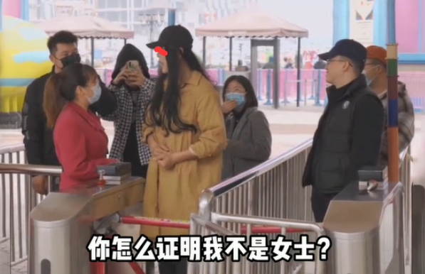 男子为享受妇女节半价假扮女装,假发被扯下来一幕相当尴尬