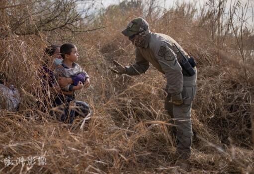 美国镇长束手无策！大量非法移民涌入后苦不堪言