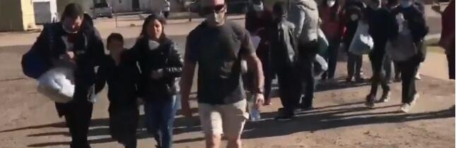 美国镇长束手无策！大量非法移民涌入后苦不堪言