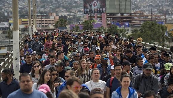 美国镇长束手无策！大量非法移民涌入后苦不堪言