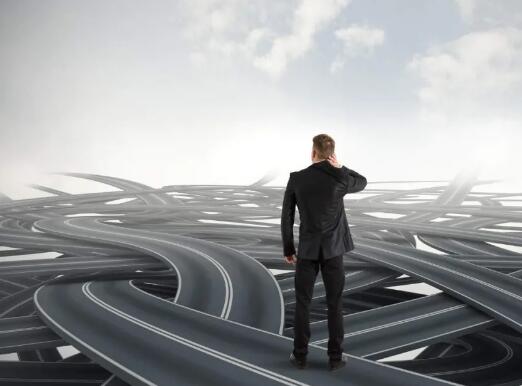 对中国下黑手背后！这个北欧国家，现在苦不堪言