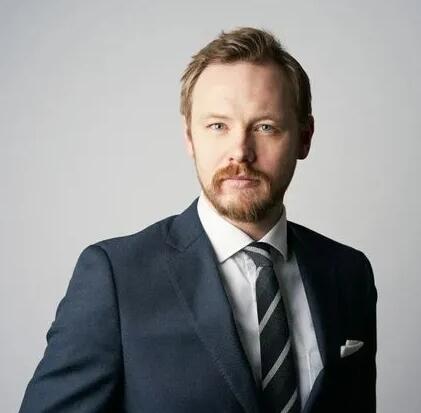 对中国下黑手背后！这个北欧国家，现在苦不堪言