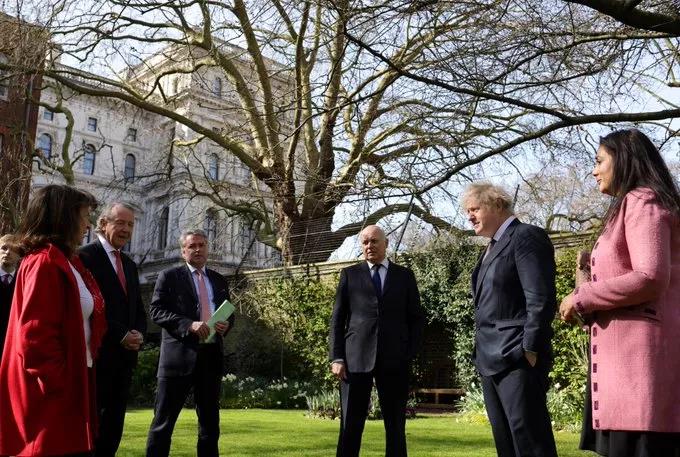 约翰逊要和被中国制裁的人站在一起？