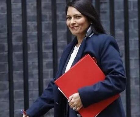 英首相称袭警暴徒可耻，华春莹发问：那香港呢？