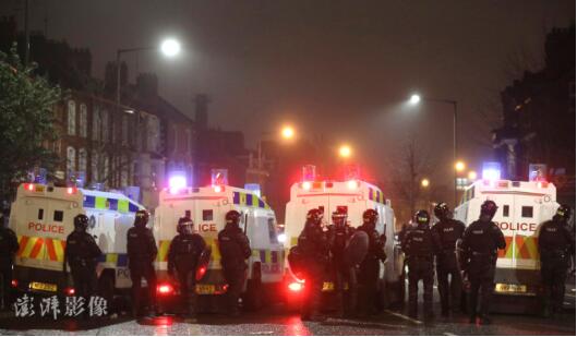 升级！英国骚乱第6天：示威者互掷燃烧瓶