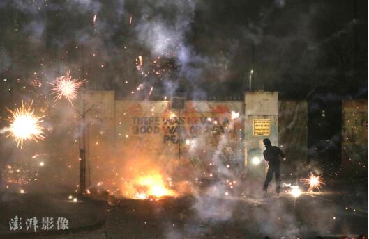 升级！英国骚乱第6天：示威者互掷燃烧瓶