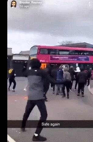 升级！英国骚乱第6天：示威者互掷燃烧瓶