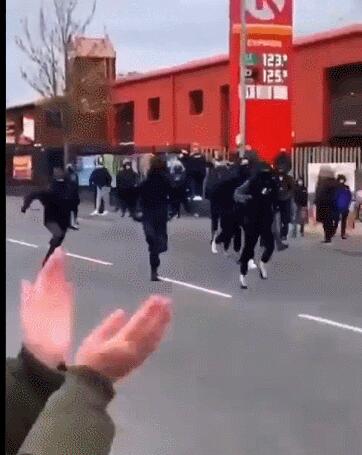 升级！英国骚乱第6天：示威者互掷燃烧瓶