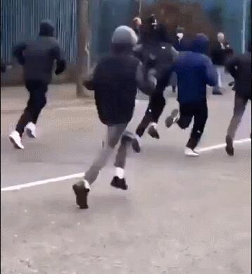 升级！英国骚乱第6天：示威者互掷燃烧瓶