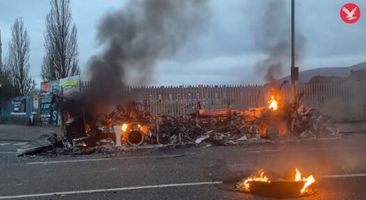 升级！英国骚乱第6天：示威者互掷燃烧瓶