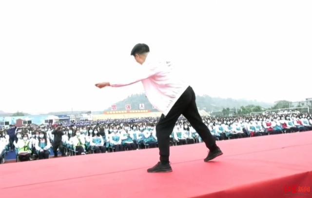 火爆全网!<a href=http://www.succedu.com target=_blank class=infotextkey>教育</a>局长跳霹雳舞为学生解压 引得台下学生一片沸腾