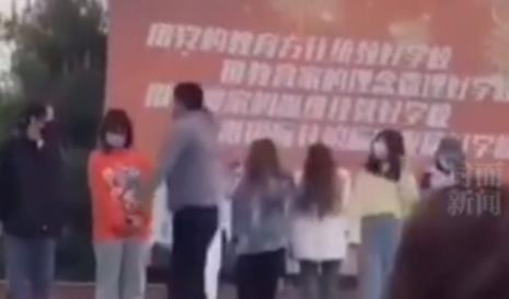 迟到学生站一排被老师扇耳光，现场图片曝光网友怒了