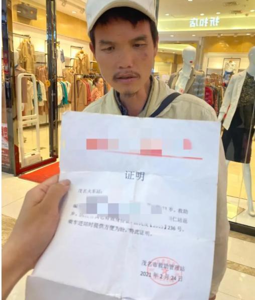 竟然会有这样的巧合,女孩逛街因多看一眼竟认出走失10年的亲人