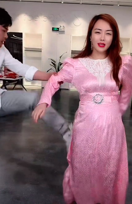 迷之操作!辛巴直播拉着老婆连踢5脚,女方无奈微笑曾被当众扇脸