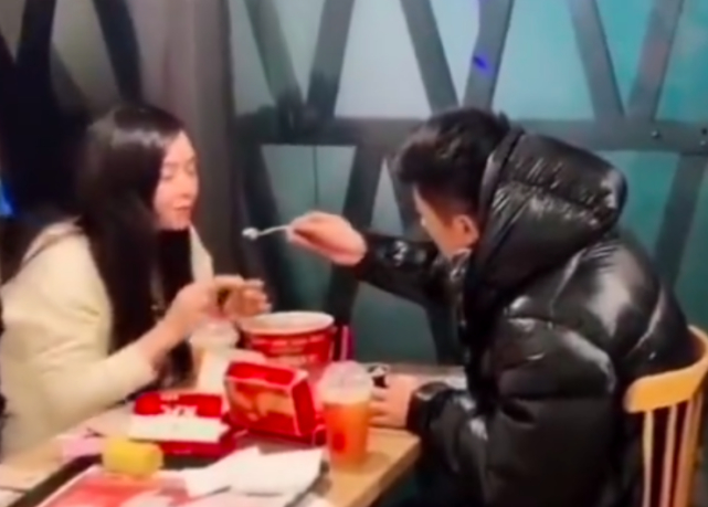 迷之操作!辛巴直播拉着老婆连踢5脚,女方无奈微笑曾被当众扇脸