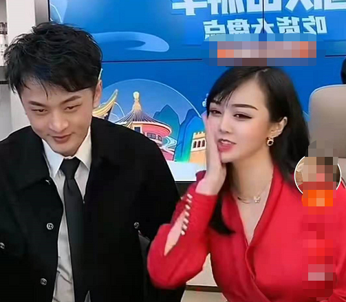 迷之操作!辛巴直播拉着老婆连踢5脚,女方无奈微笑曾被当众扇脸