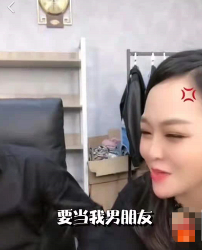 迷之操作!辛巴直播拉着老婆连踢5脚,女方无奈微笑曾被当众扇脸