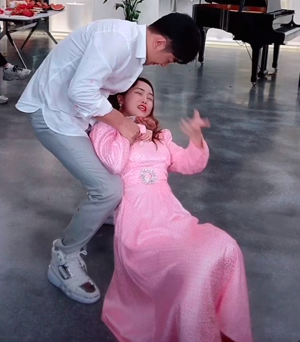 迷之操作!辛巴直播拉着老婆连踢5脚,女方无奈微笑曾被当众扇脸