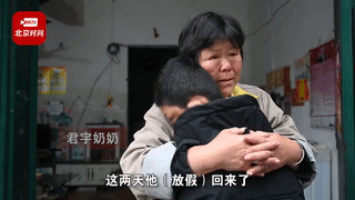 懂事得让人心疼！“奥特曼”路边摆摊卖樱桃，摘下面具后网友泪目了……