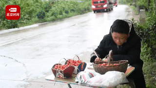 懂事得让人心疼！“奥特曼”路边摆摊卖樱桃，摘下面具后网友泪目了……