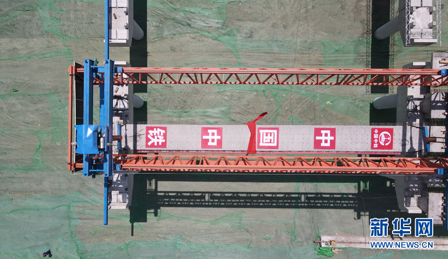 国道109新线高速公路<a href=http://www.succedu.com target=_blank class=infotextkey>成功</a>架设首榀箱梁
