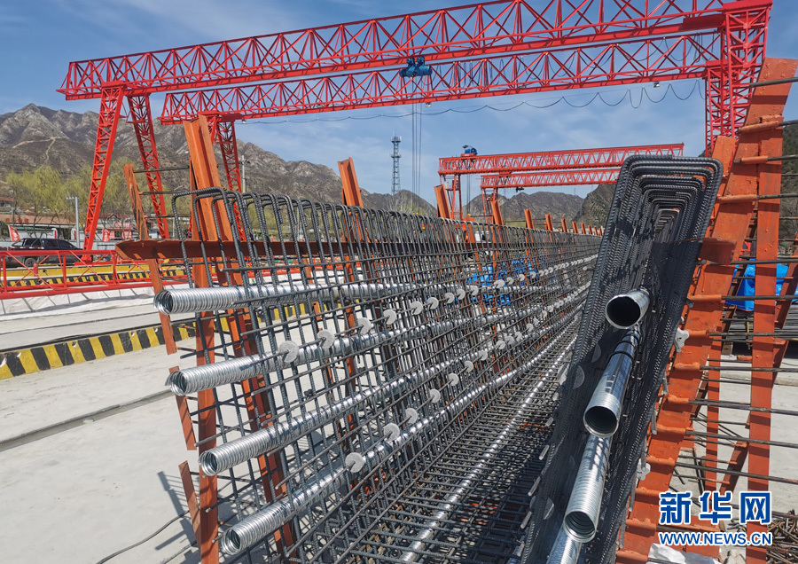 国道109新线高速公路<a href=http://www.succedu.com target=_blank class=infotextkey>成功</a>架设首榀箱梁