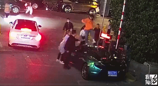 嚣张！女子酒后爬豪车上蹦迪致车损28万，现场发生了什么？