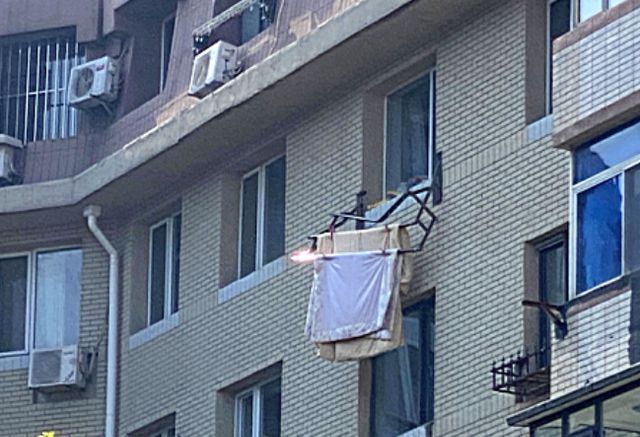 这种行为太危险！大连一女子晾晒被子 从五楼坠落身亡