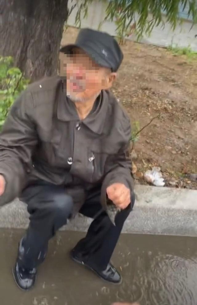 做好事时先保护好自己 男子雨中扶摔倒老人录视频自保