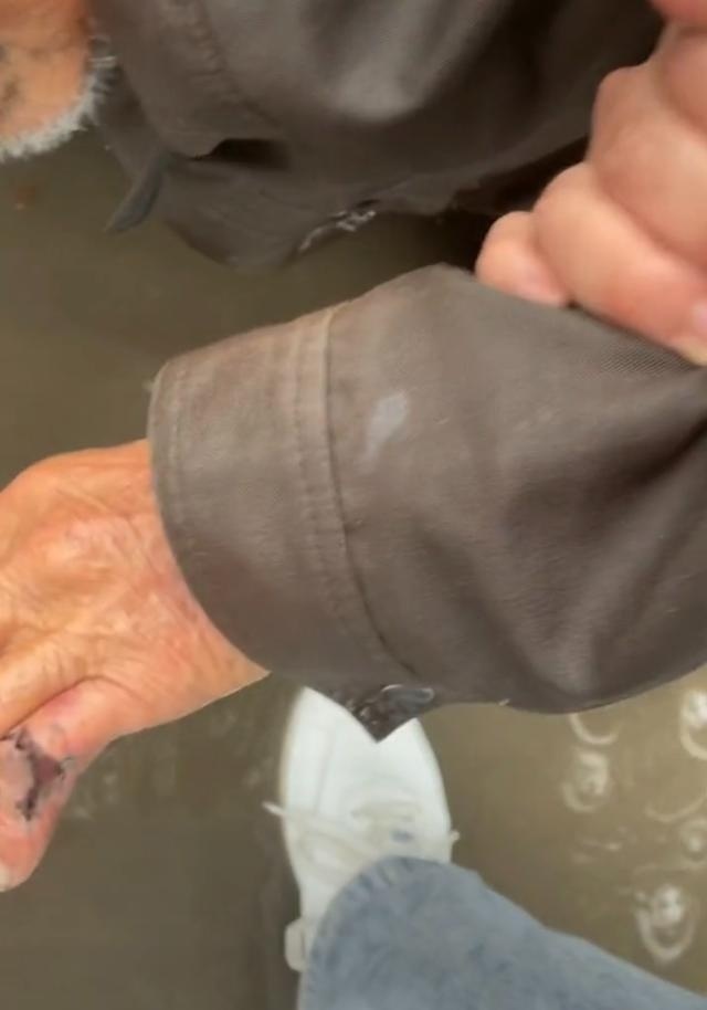 做好事时先保护好自己 男子雨中扶摔倒老人录视频自保
