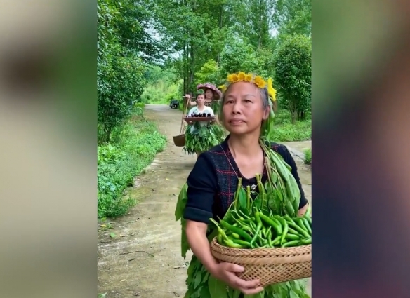 自信走猫步！另类推销，农村大妈抱自家蔬菜走秀