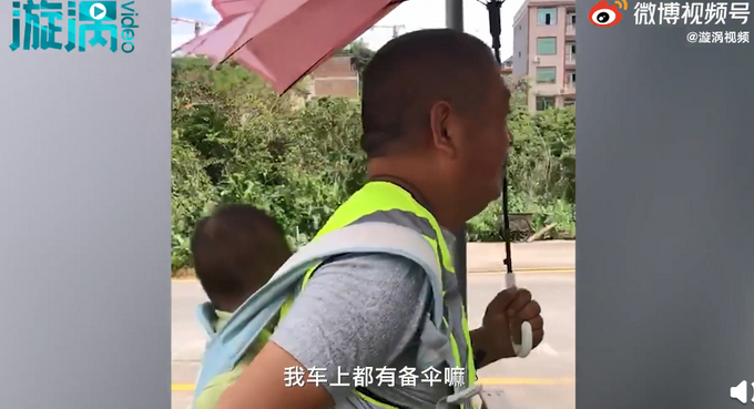 看看别人家的教练！女子带娃学车，教练成临时保姆