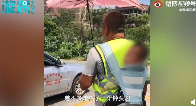 看看别人家的教练！女子带娃学车，教练成临时保姆