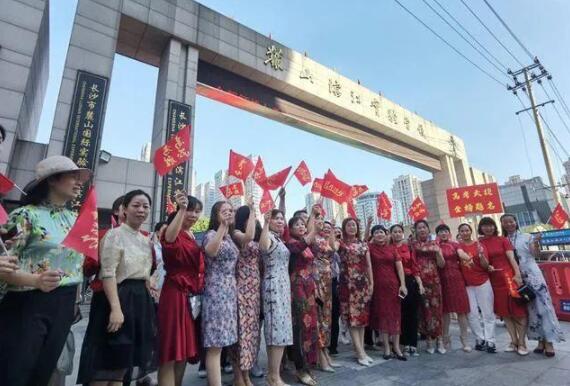 同款父母！西安考场外紧张到没有灵魂的爸爸冲上热搜