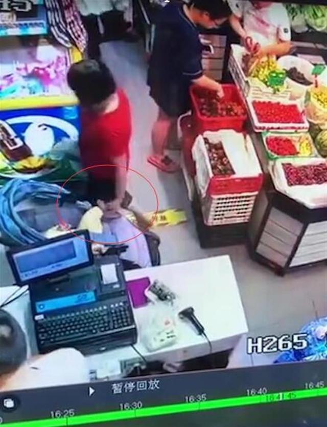 不满婴儿车挡道,一大妈竟抠掉婴儿脚皮,现已被厦门警方拘留