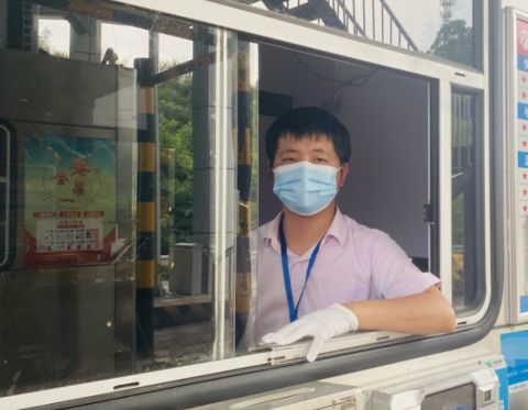 “你先走,这个钱我出!”暖心的收费员感动全网