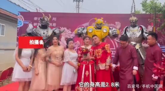 感动吗?不敢动!姐姐结婚弟弟穿2.8米战甲护航