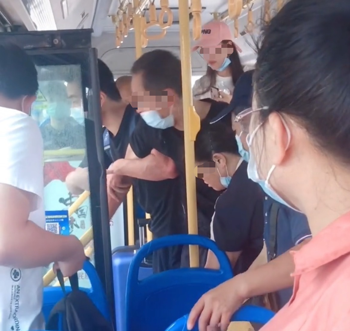 赞！警校生公交上抓贼被威胁后霸气回怼：我是警察，不怕你记！