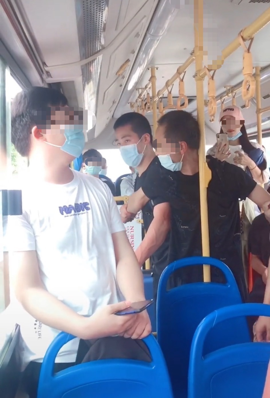 赞！警校生公交上抓贼被威胁后霸气回怼：我是警察，不怕你记！