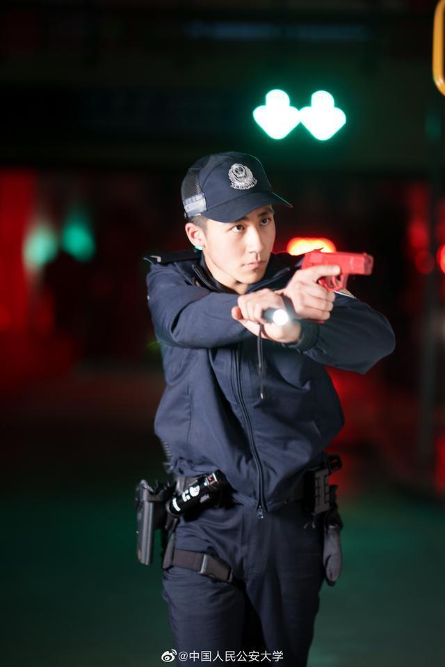 赞！警校生公交上抓贼被威胁后霸气回怼：我是警察，不怕你记！