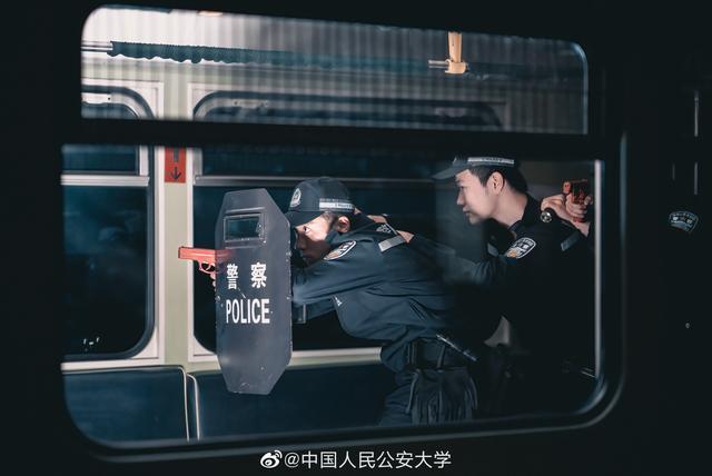 赞！警校生公交上抓贼被威胁后霸气回怼：我是警察，不怕你记！