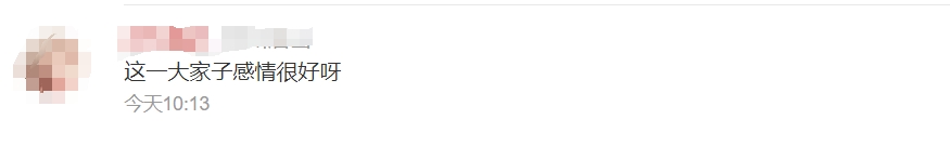 社牛姐姐拉横幅迎接社恐弟弟，网友评论亮了